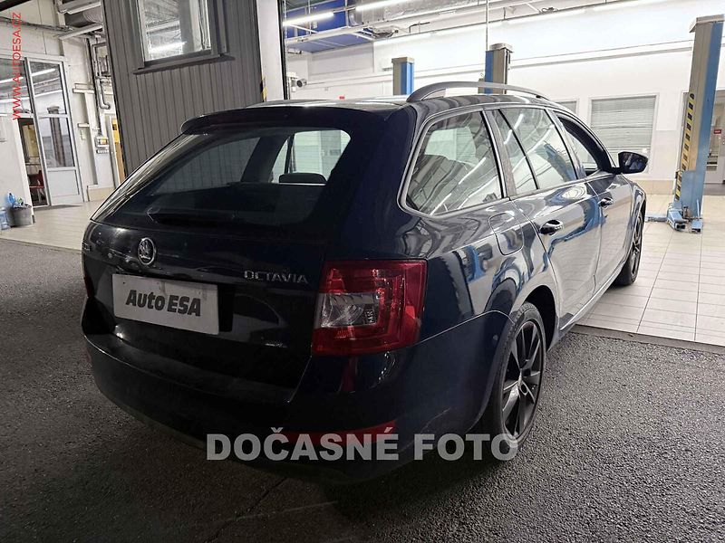 Škoda Octavia (2013) 2.0 TDi DSG, AT, AC - fotka 2 z 3