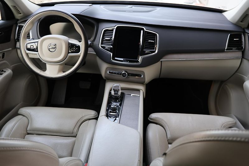 Volvo XC90 (2021) T8 AWD Plug-in Hybrid - fotka 11 z 25