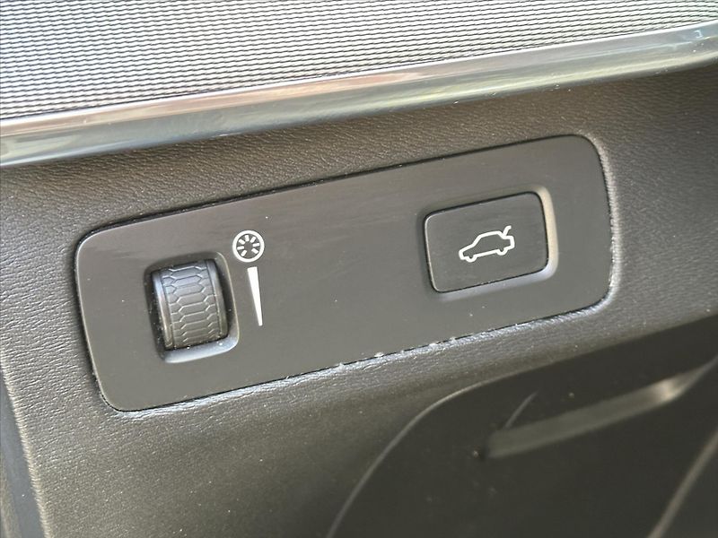 Volvo XC90 2,0 D 165kW Inscription CZ - fotka 16 z 38