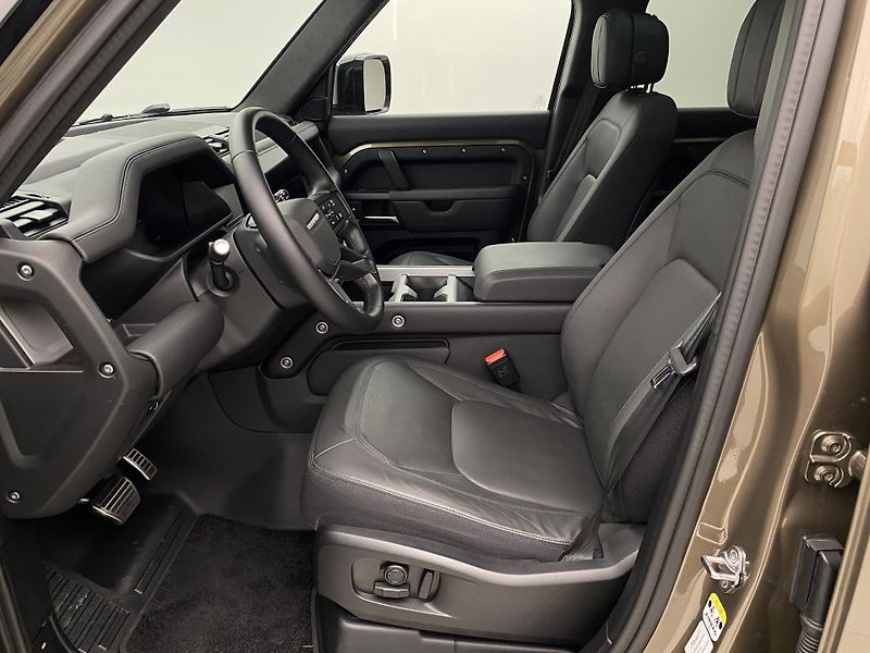 Land Rover Defender 110 D300 X AWD AUT CZ - fotka 3 z 55