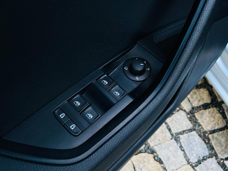 Škoda Superb 2.0TDI AUTOMAT SENZORY LED - fotka 34 z 49