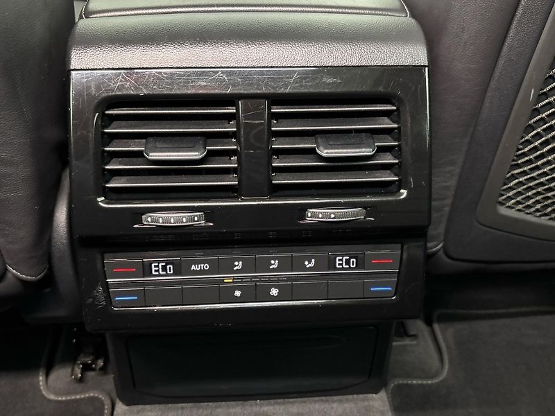 Volkswagen Touareg R-LINE - fotka 27 z 30