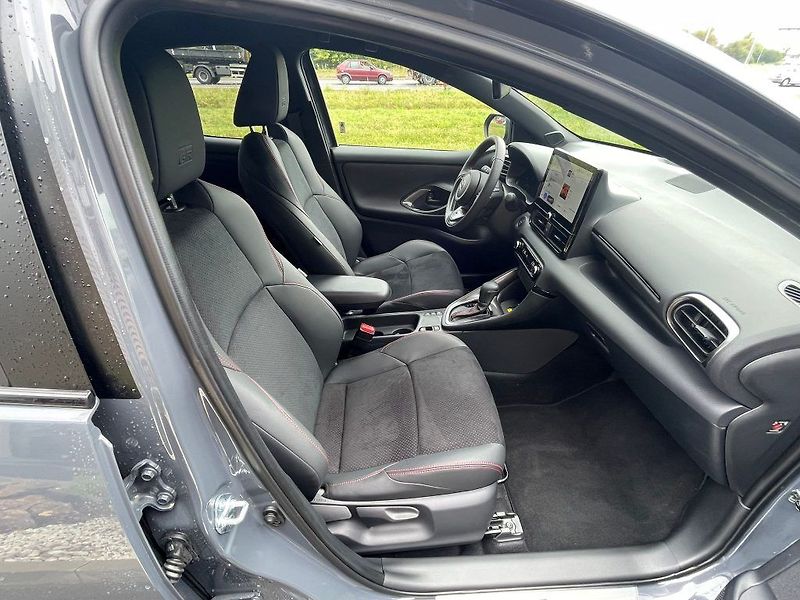 Toyota Yaris 1.5.Hybrid 130 HP GR Sport - fotka 26 z 27
