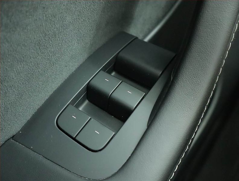 Tesla Model Y (2021) Long Range AWD 75kWh, SoH 91% - fotka 17 z 22