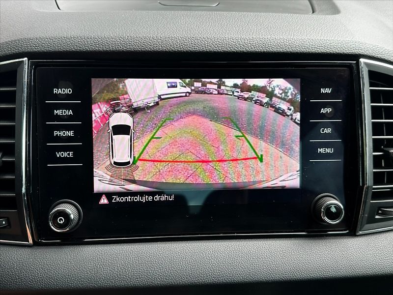 Škoda Karoq 1,6 TDI 85kW STYLE CZ-SERVIS!! - fotka 30 z 42