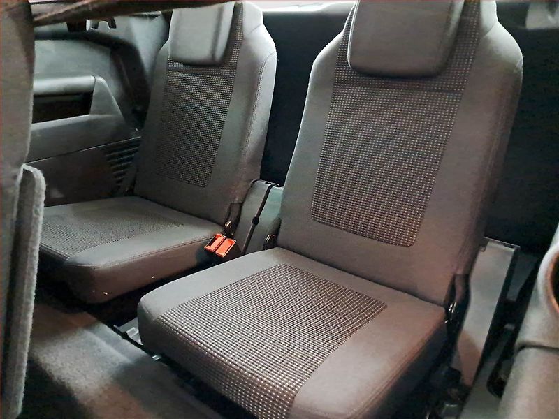 Peugeot 5008 (2016) 1.6 BlueHDi, 7 míst, Navi - fotka 17 z 22