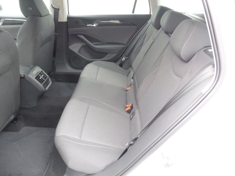 Volkswagen Passat (2026) 1,5 TSI 150kW eHybrid - fotka 19 z 28