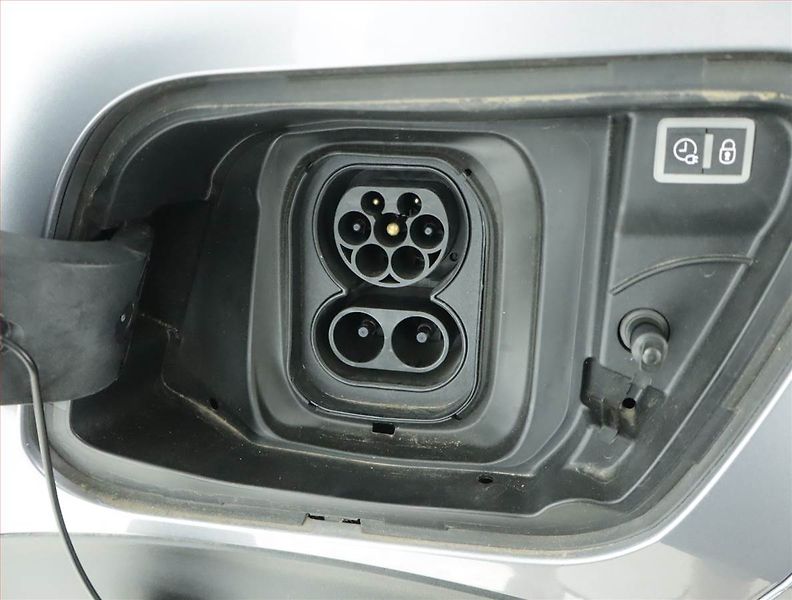 Peugeot 2008 (2022) 50 kWh, SoH 92% - fotka 18 z 19