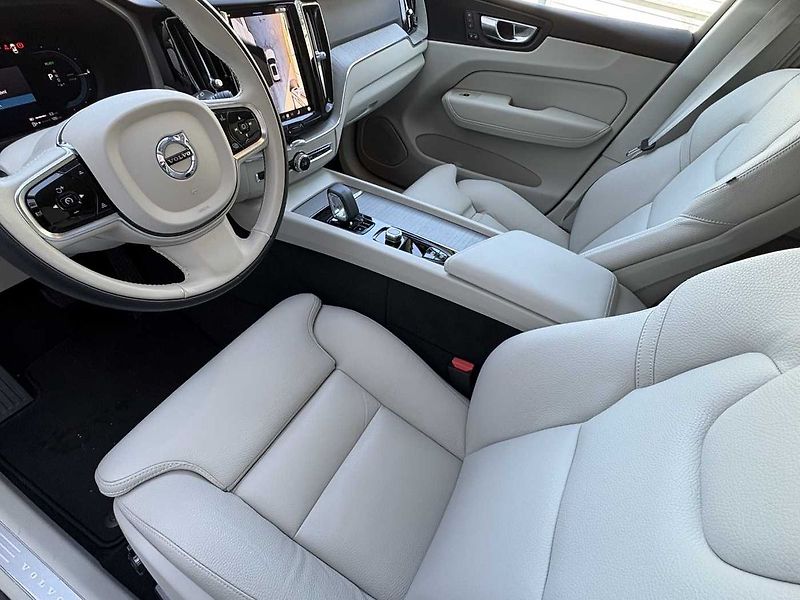 Volvo XC60 PLUS T6 AWD PHEV ACC,BLIS - fotka 22 z 22