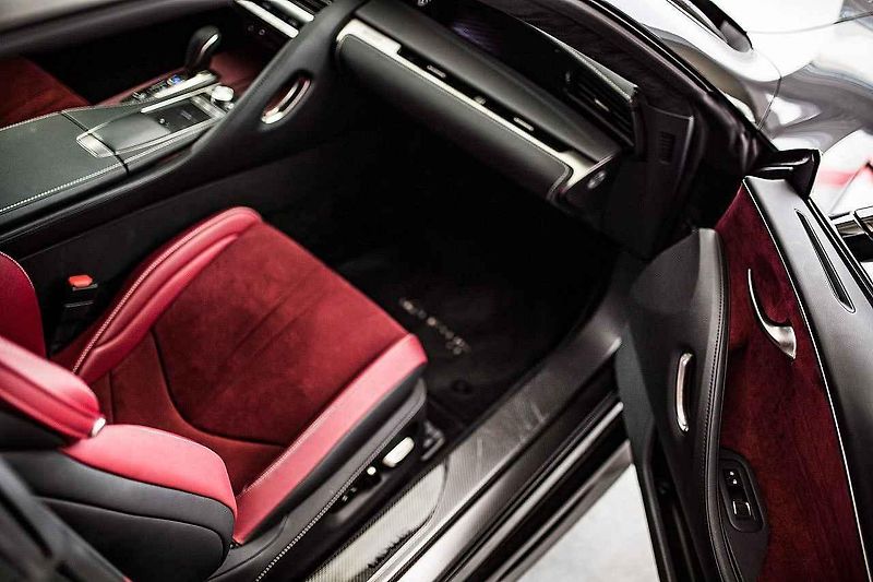 Interiér upraveného Nissanu GT-R.