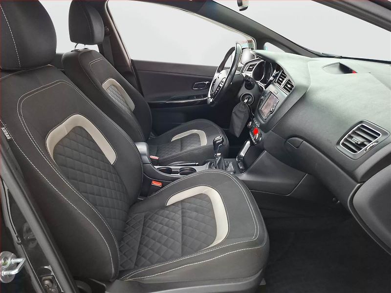 Kia Ceed (2016) 1.6 CRDi, Navi, Tempomat - fotka 9 z 19