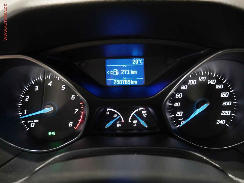 Ford Focus (2012) 1.6 i, ČR, AC, zmk.řazení - fotka 12 z 16
