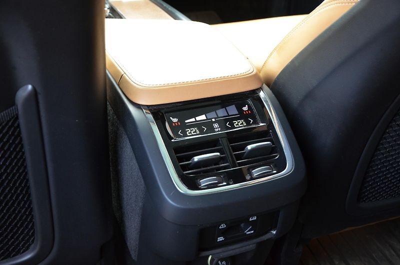 Volvo XC90 (2016) D5 // REZERVOVÁNO // - fotka 17 z 47
