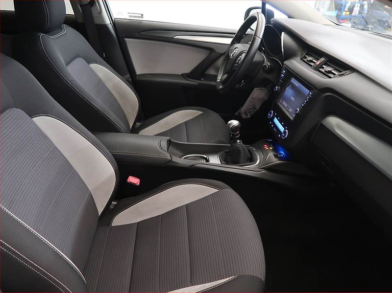 Toyota Avensis (2016) 2.0 D-4D, Serv.kniha, Navi - fotka 9 z 17