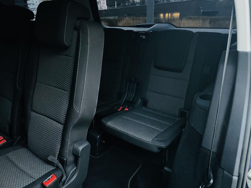 Volkswagen Touran 1.6TDI AUT SERVISKA 7MÍST LED  - fotka 30 z 42