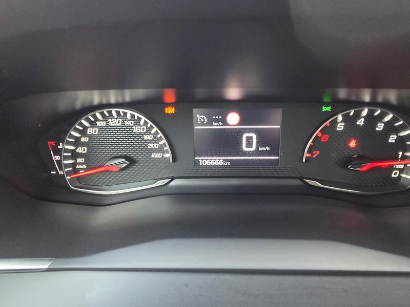 Peugeot 2008 (2020) 1.2 PT 100 ACTIVE MAN 6ST - fotka 14 z 27