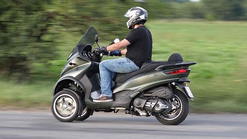 Piaggio MP3 500ie Sport LT (vlevo) a Piaggio Medley 125ie.
