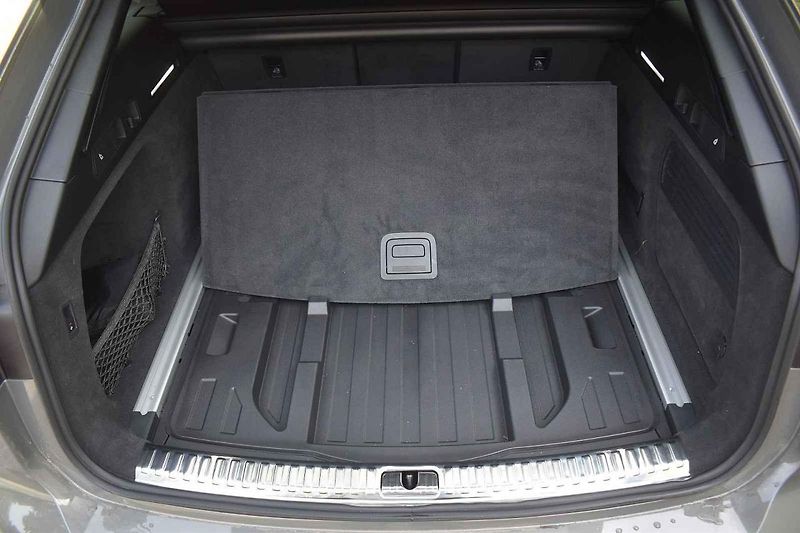 Auto se hodí prakticky na všechny typy silnic