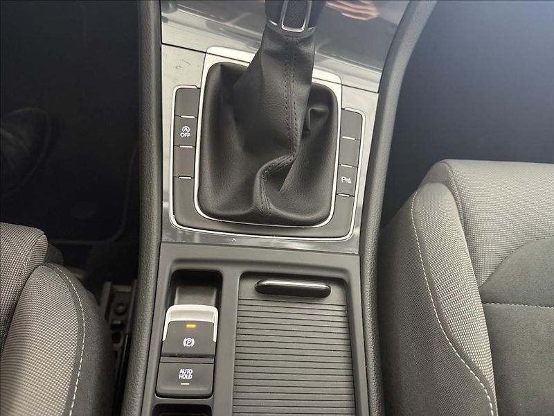 Volkswagen Golf 1,6   TDI 85kW,1.MAJ,SERVISKA - fotka 23 z 28
