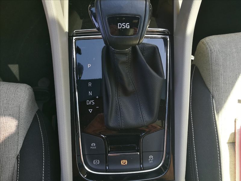 Škoda Karoq 1,5 TSI DSG - fotka 12 z 24