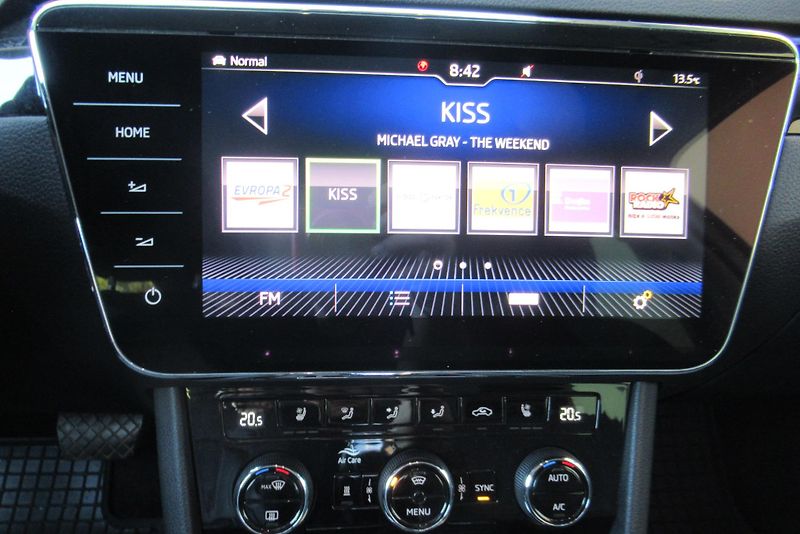 Škoda Superb 2.0 TDI DSG L&K TAŽNÉ - fotka 12 z 41