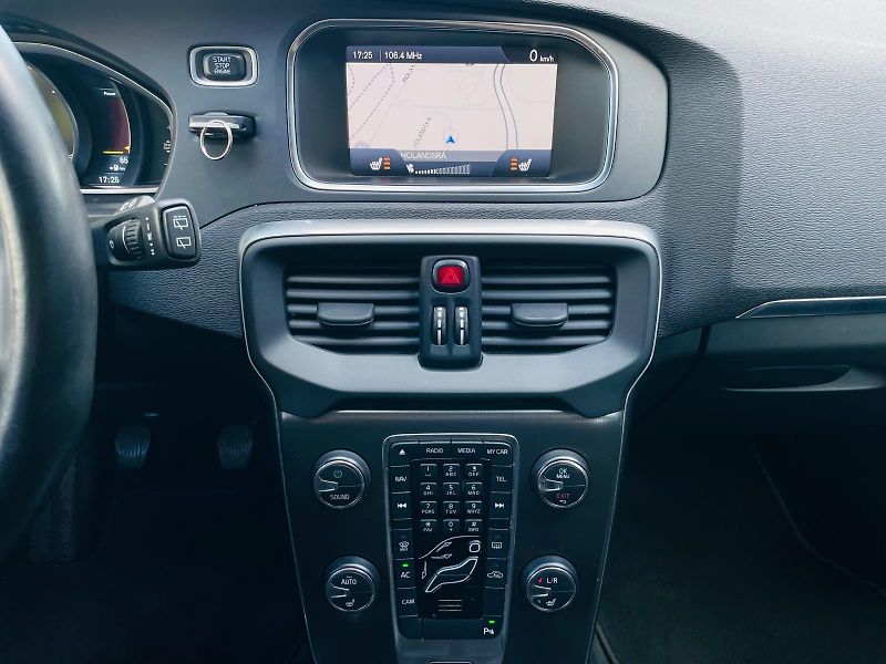 Volvo V40 2.0D3 5VÁLEC MANUÁL SERVISKA - fotka 36 z 48