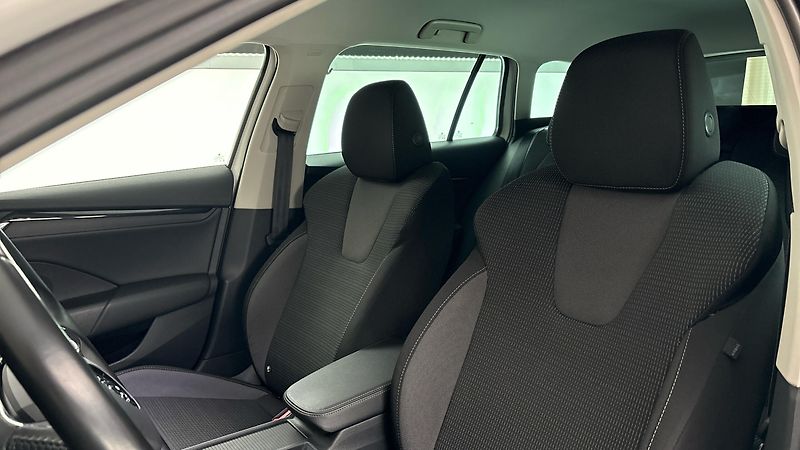 Škoda Octavia 2.0 TDI Ambition Combi - fotka 15 z 27