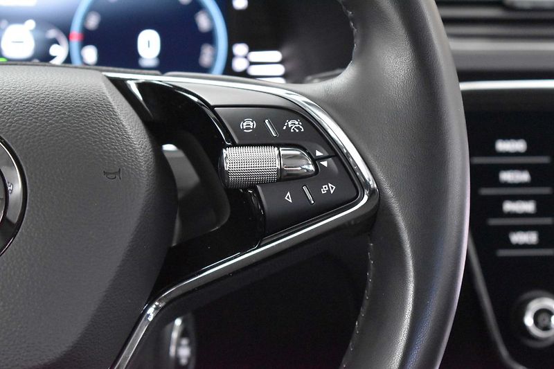Škoda Superb 2.0 TDI REZERVACE - fotka 18 z 43