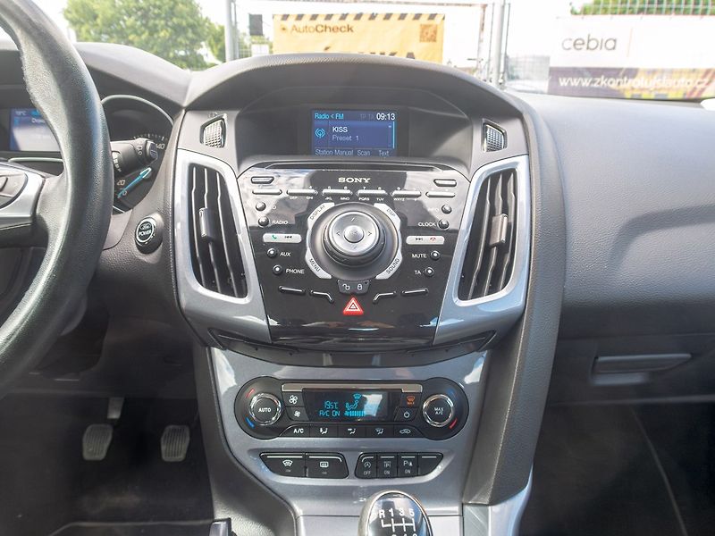 Ford Focus (2012) 1.6i 16V 110KW – VÝBAVA! - fotka 22 z 46