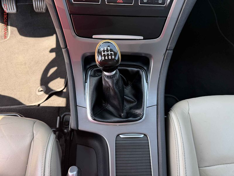 Ford Mondeo (2012) 2.2TDCi, Navi, kůže - fotka 15 z 17