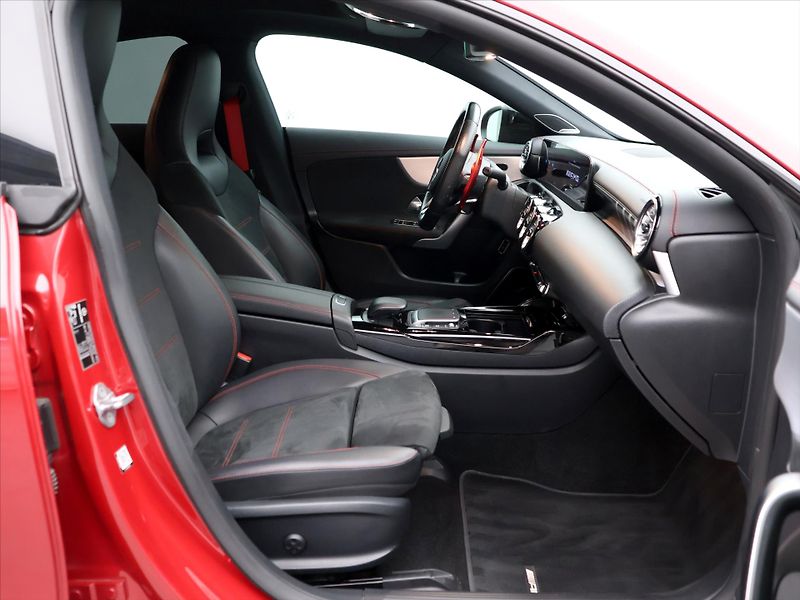 Mercedes-Benz CLA 2,0 35 AMG 225kW 4MATIC CZ - fotka 12 z 46
