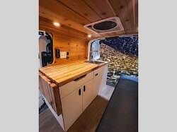 Američané přestavěli Ford Transit Connect na karavan Draco.