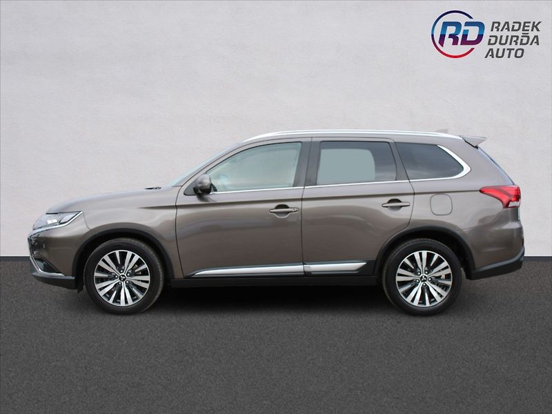 Mitsubishi Outlander 2,0 i  A/T,4x4,7.MÍST,INSTYLE+ - fotka 8 z 38