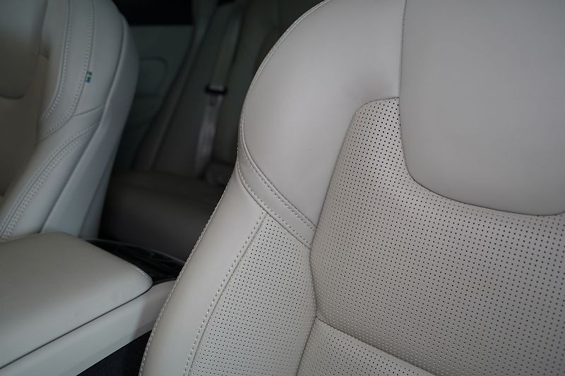 Volvo XC60 B5 ULTRA Dark, Bowers, Masáž - fotka 19 z 46