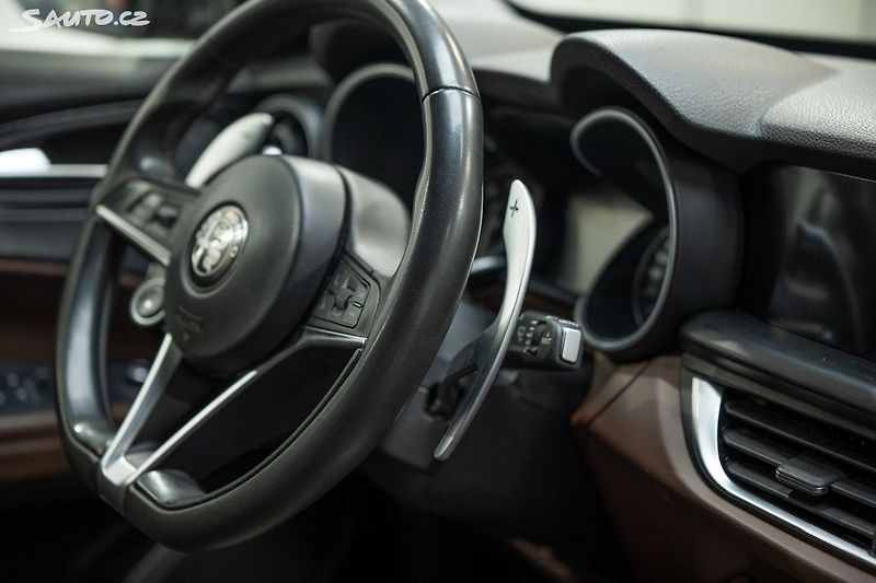 Alfa Romeo Stelvio Q4 2.2 JTD 154 kW - fotka 13 z 36