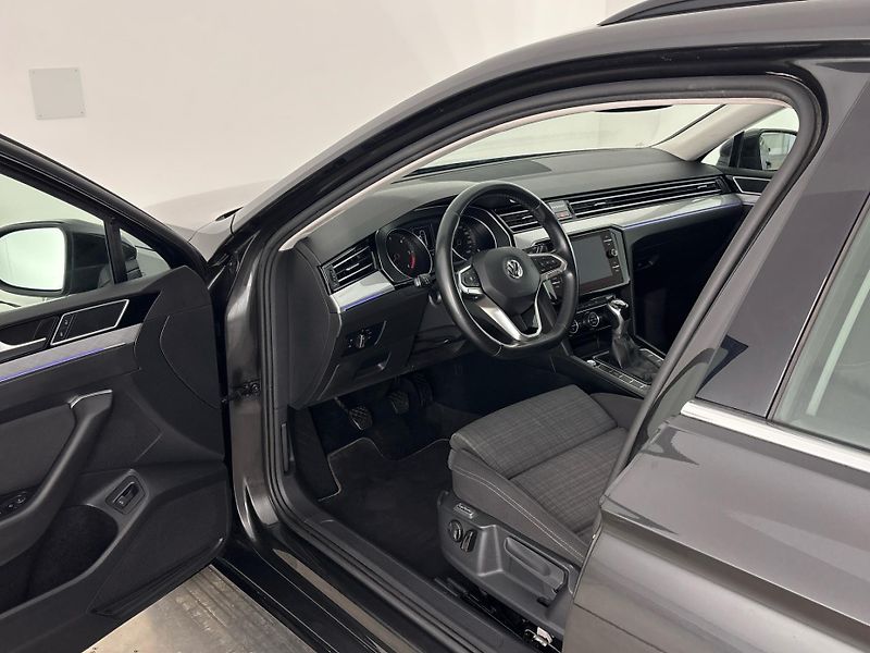 Volkswagen Passat Bussines - fotka 6 z 29