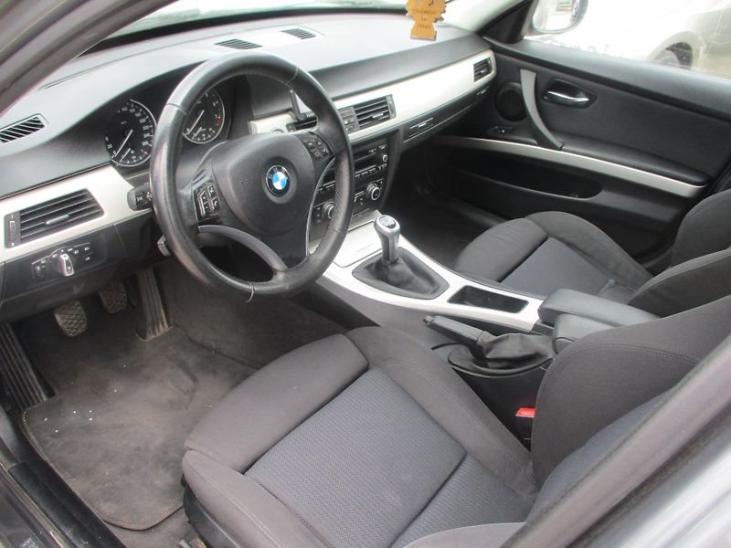 BMW Řada 3 (2011) 320i combi - fotka 8 z 9