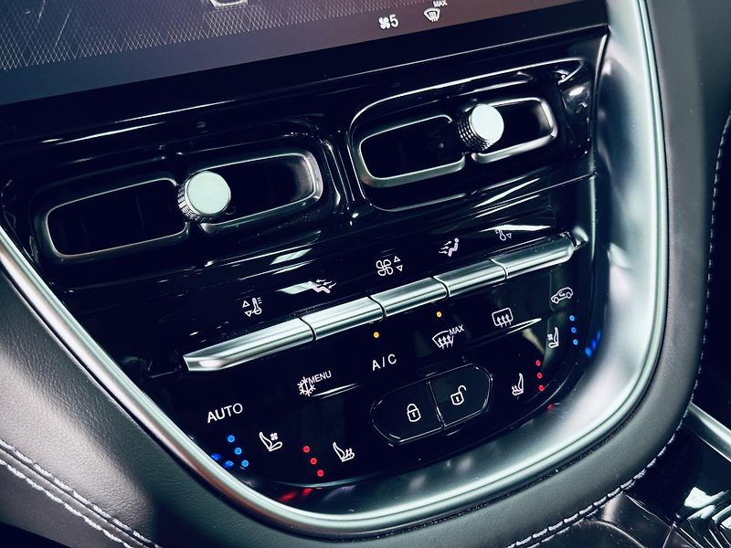 Aston Martin DBX (2021) 550*AIR*XENON.GREY*TOP - fotka 29 z 48