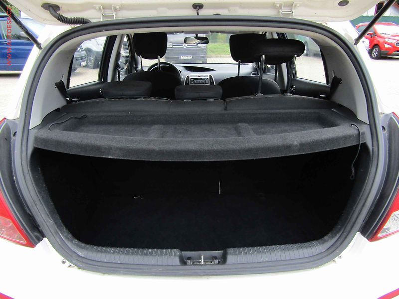 Hyundai i20 (2013) 1.3i, AC, TZ - fotka 7 z 16