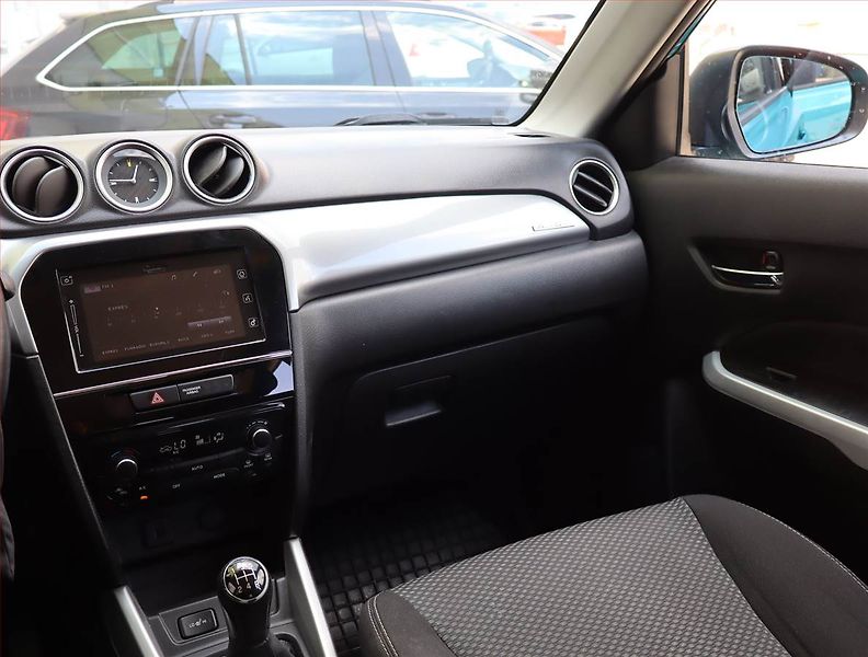 Suzuki Vitara (2016) 1.6 VVT, 4X4, Serv.kniha - fotka 8 z 17