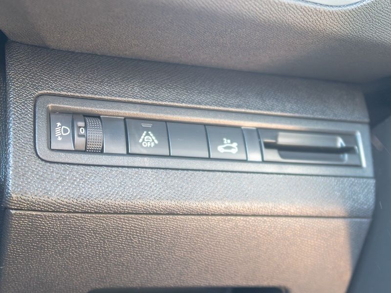 Peugeot 3008 (2021) ČR 1.2T 96KW LED – CEBIA - fotka 39 z 57