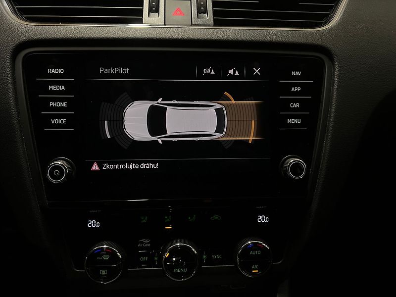 Škoda Octavia 1.6 TDI-DSG-NAVI-PARK.Č - fotka 28 z 46