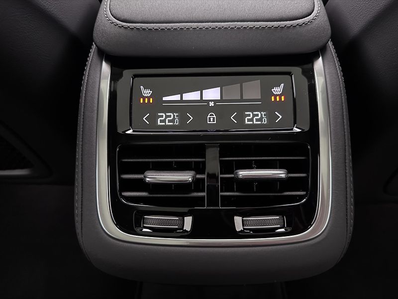 Volvo XC90 (2026) B5 AWD AUT BRIGHT ULTRA 7-míst - fotka 23 z 28
