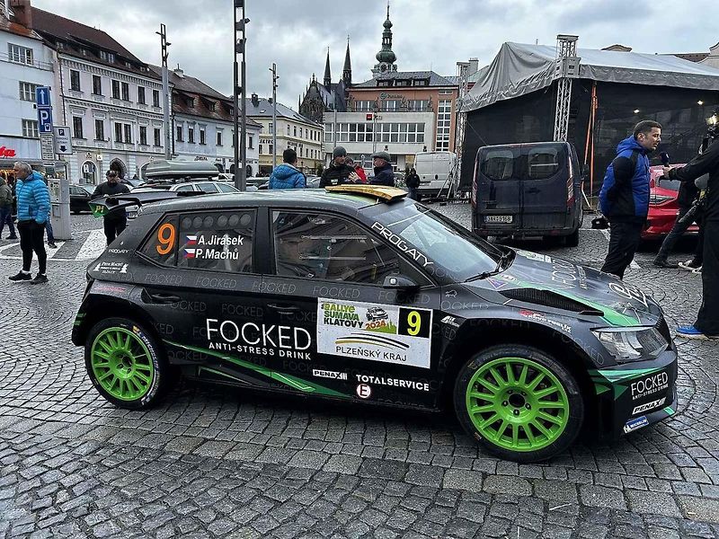 Tragédie, která se odehrála v rámci 58. ročníku Rallye Šumava, kdy po nehodě zemřela navigátorka Alena Krejčíková (41), nezasáhla jen příznivce rallye, ale její kamarády, jelikož byla na Klatovsku doma.