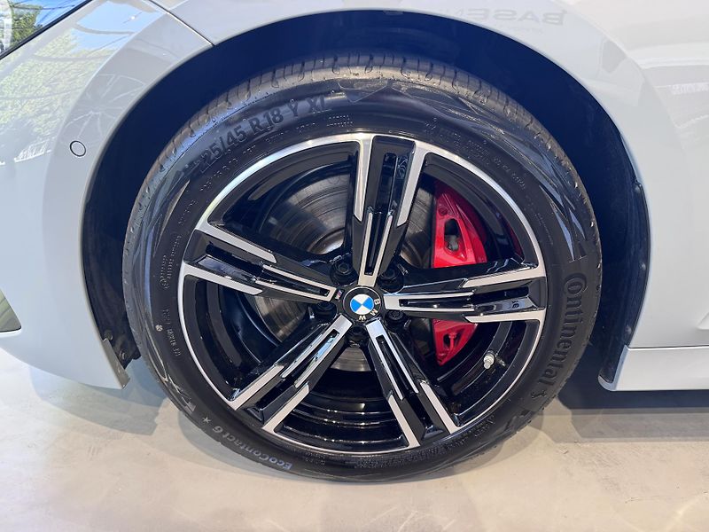 BMW Řada 3 320d xDrive Touring M-Sport - fotka 5 z 22