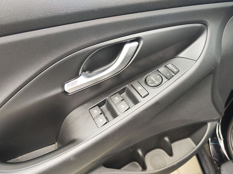 Hyundai i30 1.5 T-GDi/117kW Smart MHEV - fotka 28 z 31
