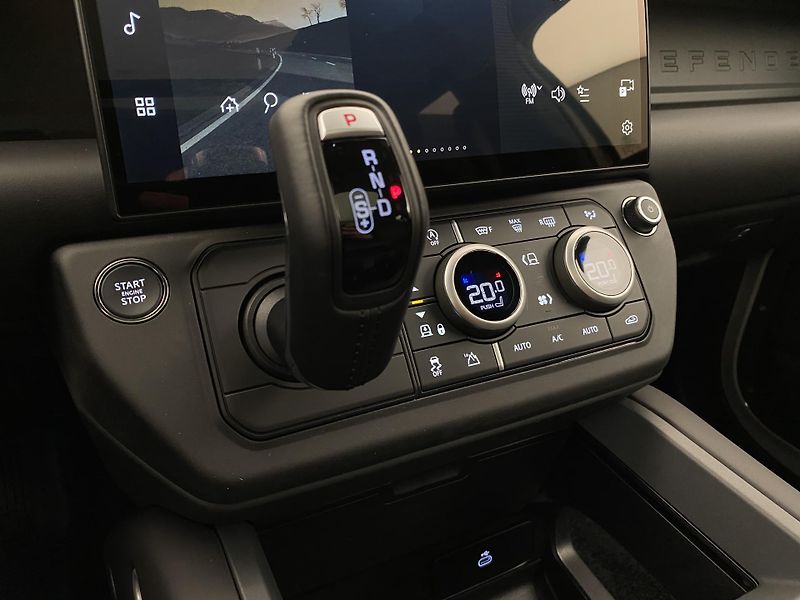 Land Rover Defender 110 D350 X-Dynamic HSE - fotka 34 z 59