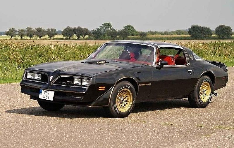 Sraz amerických vozů Chevrolet Camaro a Pontiac Firebird v Kolíně.