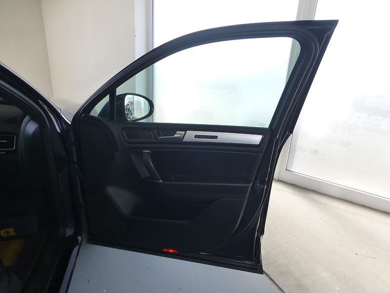 Volkswagen Touareg (2011) 3,0TDI*NAV*PANORAMA*TAŽNÉ 3,5T - fotka 23 z 33