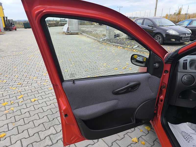 Fiat Punto (2005) 1.3 DOLOŽENÉ KM,SERVISNÍ KN - fotka 15 z 26
